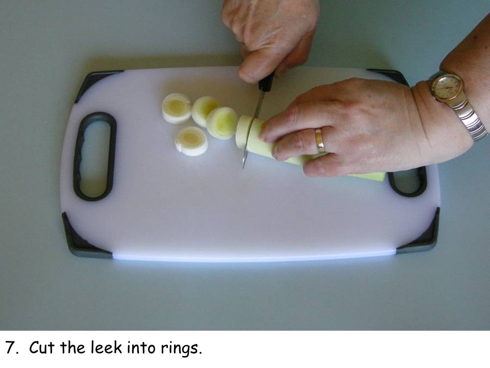 7. Cut the leek into rings.