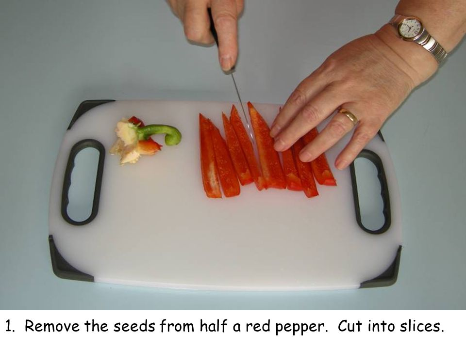 1. Remove the seeds from half a red pepper. Cut into slices.