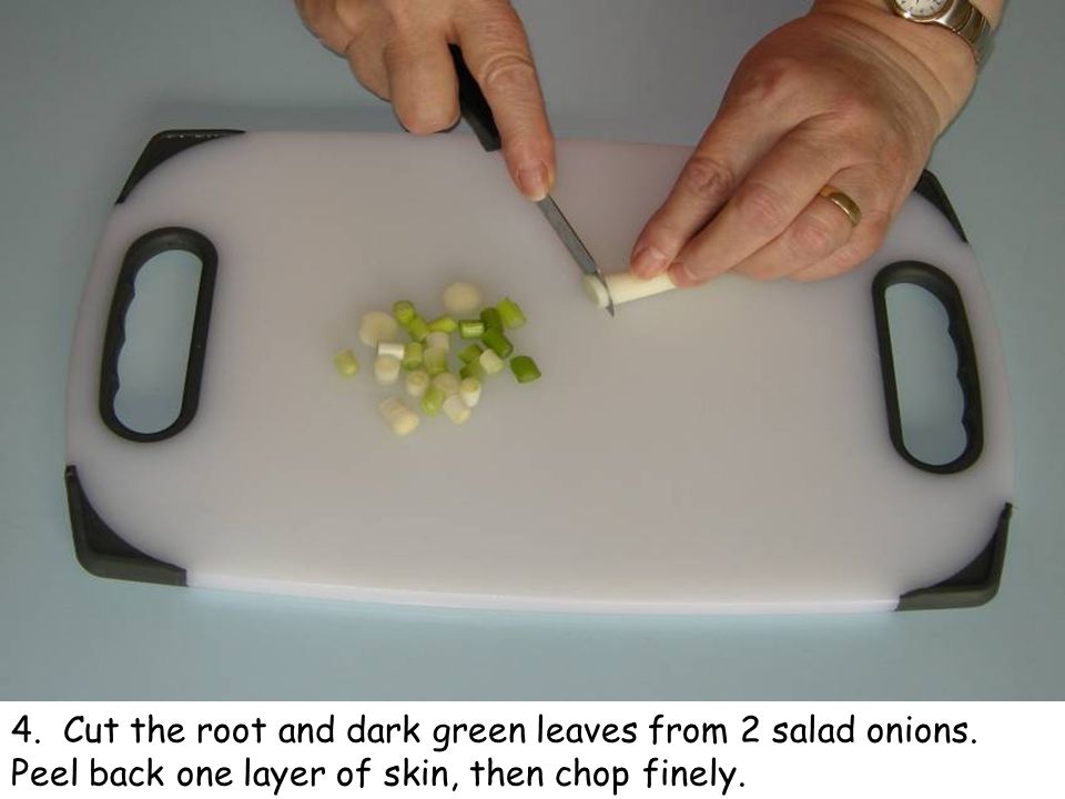4. Cut the root and dark green leaves from 2 salad onions.
