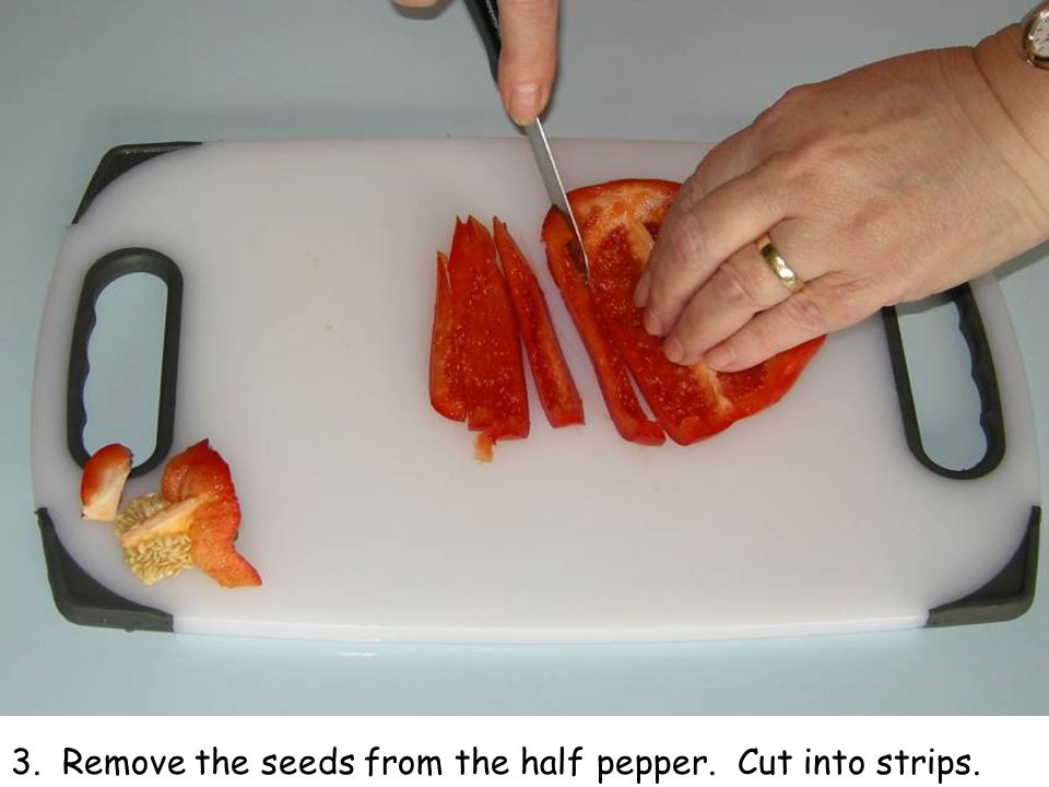 3. Remove the seeds from the half pepper. Cut into strips.