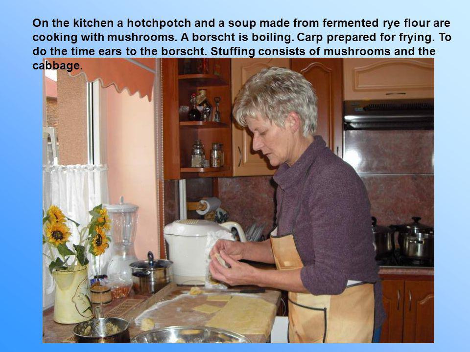 On the kitchen a hotchpotch and a soup made from fermented rye flour are cooking with mushrooms.