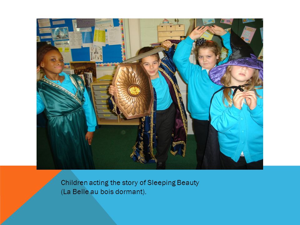 Children acting the story of Sleeping Beauty (La Belle au bois dormant).