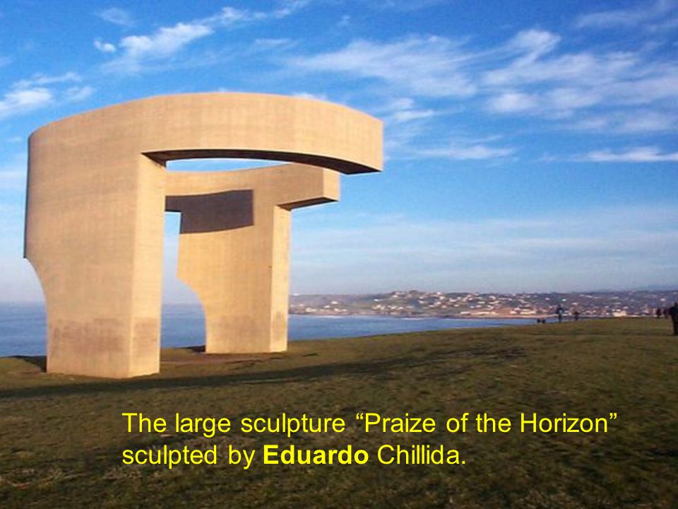 The large sculpture Praize of the Horizon sculpted by Eduardo Chillida.