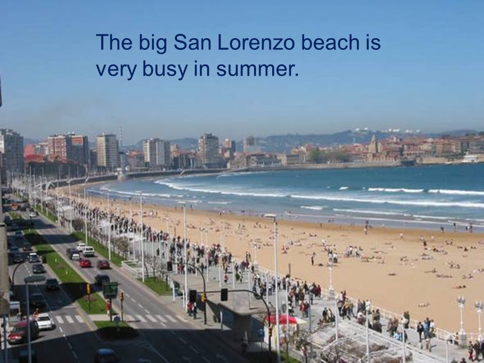 The big San Lorenzo beach is very busy in summer.