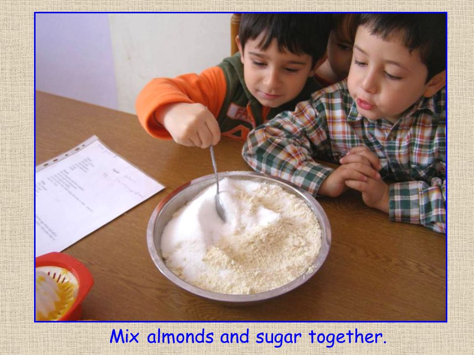 Mix almonds and sugar together.