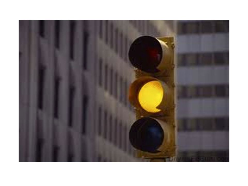 Можно проехать на желтый сигнал. Проезд на желтый свет светофора. Проезд на желтый светофор. Жёлтый мигающий сигнал светофора. Жёлтый свет светофора означает.