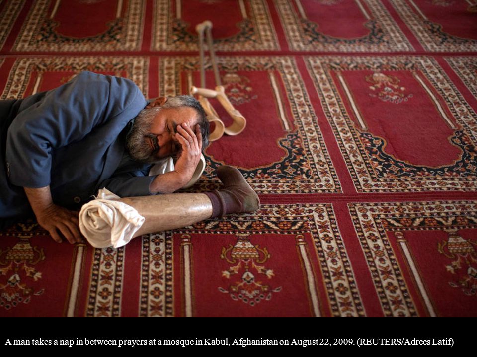 Можно спать днем в рамадан. Мужчина в мечети. Молится на ковре. Казахи молятся. Мусульманин молится.