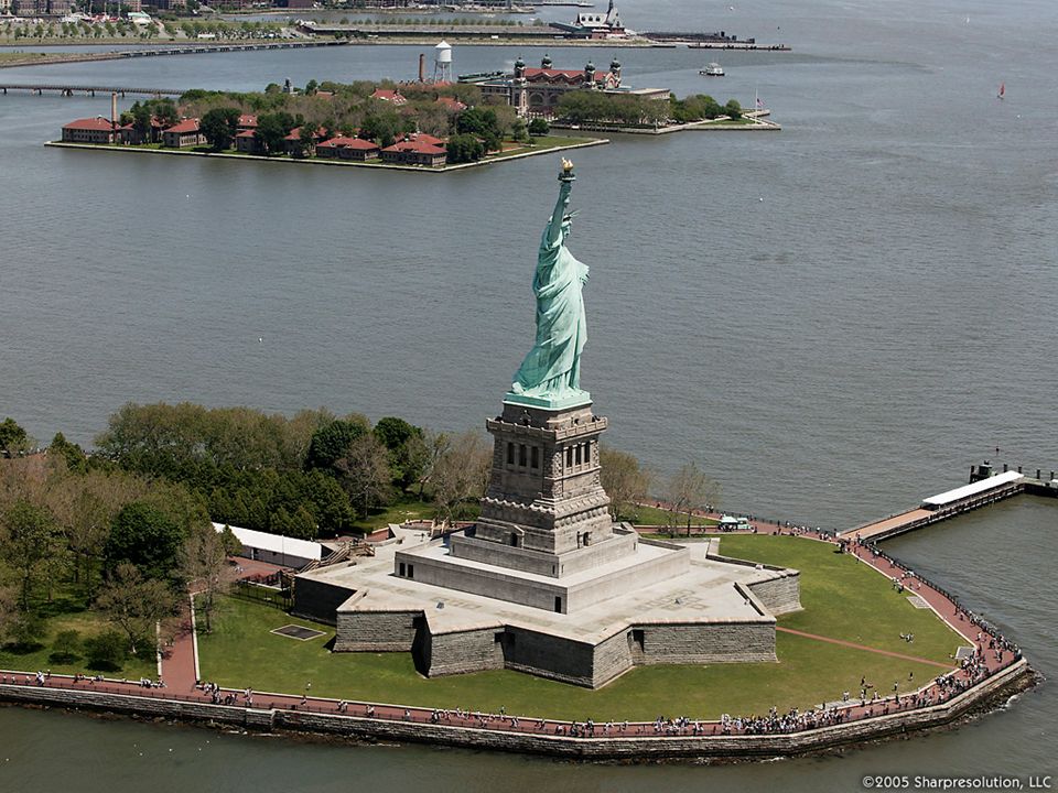 Ellis island. Остров Эллис и статуя свободы. Остров свободы Нью-Йорк. Национальный монумент острова Эллис. Остров Либерти со статуей свободы.