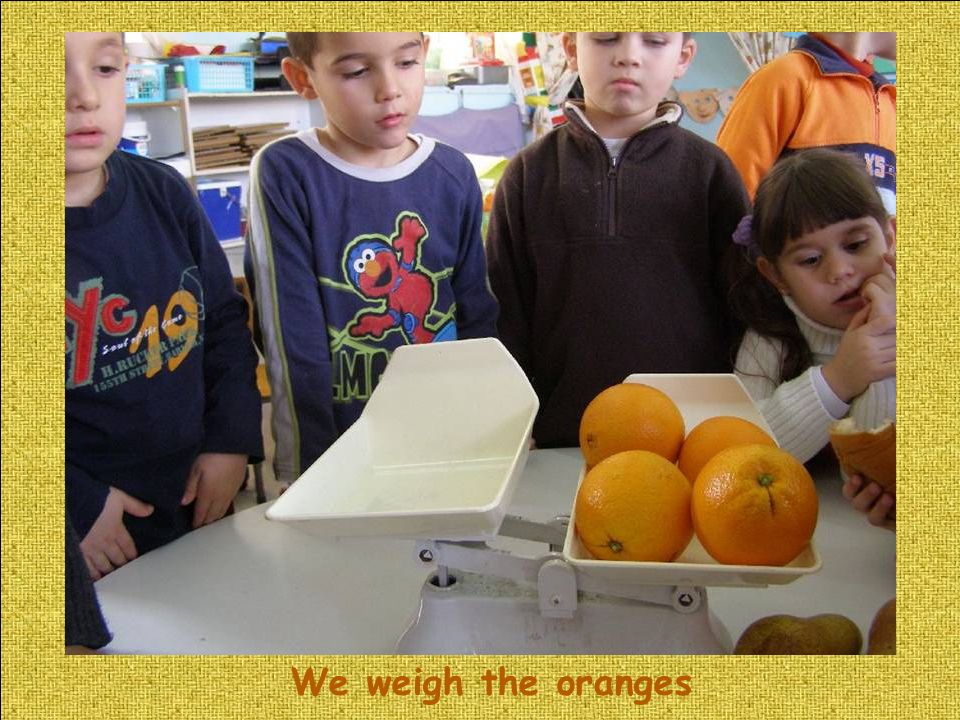 We weigh the oranges