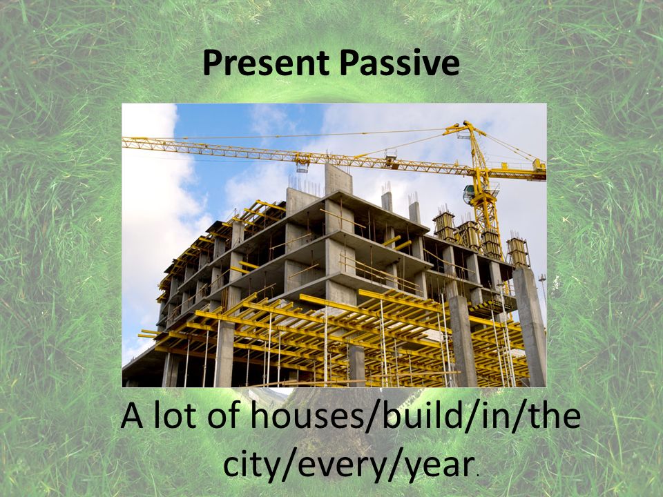 Present Passive A lot of houses/build/in/the city/every/year.
