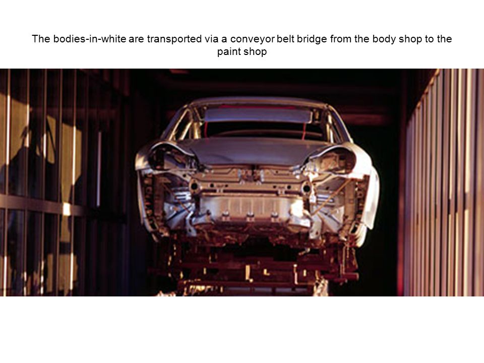 The bodies-in-white are transported via a conveyor belt bridge from the body shop to the paint shop