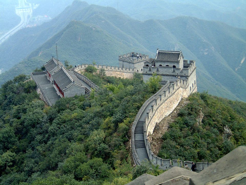 Почему великая китайская. Башни и бойницы Великой китайской стены. Великая китайская стена бойницы. Великая китайская стена бойницами на Китай. Бойницы китайской стены направлены в сторону Китая.