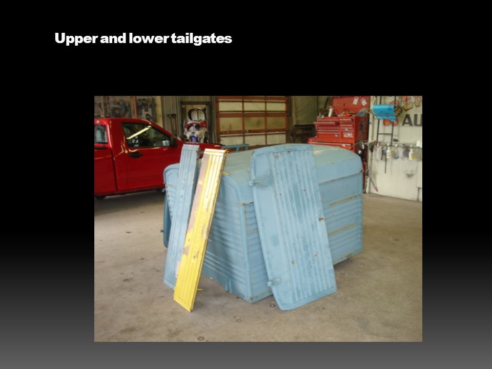 Upper and lower tailgates