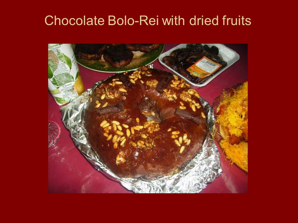 Chocolate Bolo-Rei with dried fruits